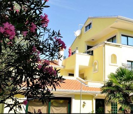 Apartments Adri, Parking In The Yard Rovinj Exterior photo