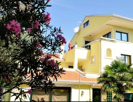 Apartments Adri, Parking In The Yard Rovinj Exterior photo